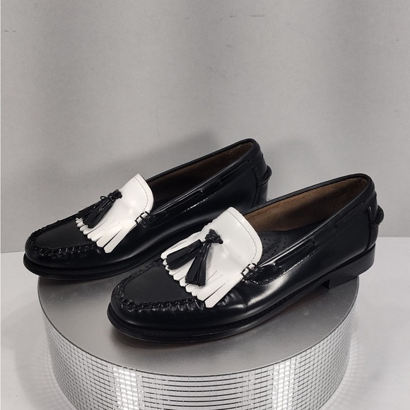Bass Black and White Leather Loafers size 7 pre
Owned Exellent condition main image 3